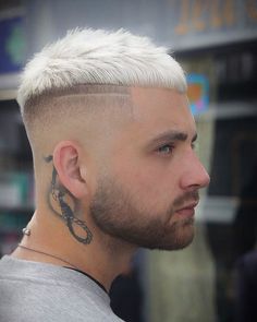 Spectacular men’s tattoos behind the ear 16 ideas for a stylish statement Shaved Blonde, Side Haircut, High And Tight Haircut, Round Face Men, Crop Haircut, Long Hair On Top, Cool Short Hairstyles, Corte De Cabelo Masculino, Mens Haircuts Short