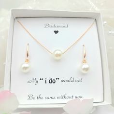 the bridesmaid gift set is in its box and has two pearls on it