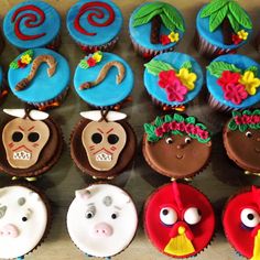 cupcakes decorated to look like animals and birds