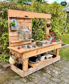 an outdoor kitchen made out of wooden pallets