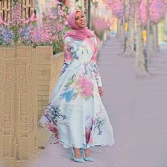 Silk flower dress www.annahariri.com Maxi modest dresses Modest Floral Dress, Muslimah Style, Floral Dress Outfits, Floral Dress Casual, Hijabi Style, Muslimah Fashion Outfits