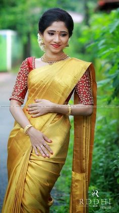 Golden Saree With Contrast Blouse, Golden Saree Blouse Designs, Yellow Silk Saree, Saree With Contrast Blouse, Kerala Saree Blouse Designs, Golden Saree, Kerala Wedding, Indian Bridal Sarees, Pattu Saree Blouse Designs