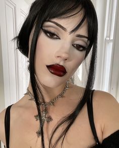 Vampire Makeup Looks, Maquillage Goth, Goth Makeup Looks, Goth Make Up, Goth Makeup Tutorial, Goth Eye Makeup, Vampy Makeup, Dark Makeup Looks, Vampire Makeup