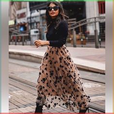 Beautiful Brown Skirt Accented With With Black Flowers- A Staple Piece To Add To Your Closet. This Classy Skirt Is A Size L And Incredibly Comfortable!! Mesh Maxi Skirt, Mode Shoes, Gauze Skirts, Tulle Maxi Skirt, Rock Outfit, Elegante Casual, Church Outfits, Mesh Skirt, Fashion Mode