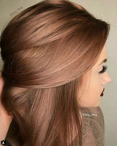 Melena cafe clara con vista en rosa satinado Underneath Hair, Gold Hair Colors, Hair Color Rose Gold, Dye Ideas, Winter Hair Color, Rose Gold Hair, Hair Color And Cut, Short Hairstyle, Hair Inspiration Color