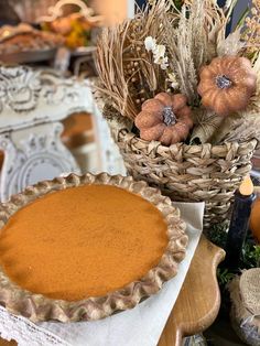 Diy a fake pumpkin pie for fall home decorating Diy Faux Fruit How To Make, Diy Faux Pie, Diy Fake Pie, Faux Apple Pie, Diy Primitive Fall Decor, Primitive Fall Crafts Diy, Primitive Fall Decorating Ideas, Faux Biscuits, Fake Pumpkin Pie