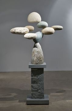 a sculpture made out of rocks with the words el cambio en educacion, eres u