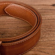 Add a touch of style to your everyday look with the Uoope casual leather belt for men. Made from the highest quality full-grain leather, it adds a remarkable note to your casual outfit. Its sleek design and silver buckle make it the perfect accessory to complete your attire. Casual Leather Belt, Belt For Men, Belt Purse, Unique Bags, Jewelry Tray, Bar Accessories, Office Accessories, Watch Collection, Backpack Purse