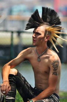 Tri-hawk, male punk, shirtless-pin it from carden Punk Mohawk, Punk Guys, Interesting Hair, Punk Boy, Classic Punk, Punk Makeup, Street Punk