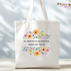 a white tote bag with the words el seror es mi pastor, nadda me fala written on it