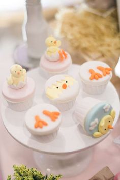 there are cupcakes that have been decorated to look like animals and birds on them