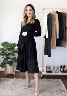 Black Pleated Skirt Office Outfit, Elegant Causal Outfits, Flowy Black Pleated Skirt For Work, Black Pleated Skirt Dress For Workwear, All Black Modest Outfit, Black Skirt Work Outfit, Elegant Black Midi Pleated Skirt, Black A-line Pleated Skirt For Office, Black Pleated Skirt Outfit