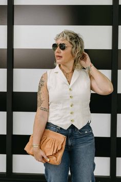 Vests are the easiest summer style upgrade and the coolest alternative to tank tops for a sporty/preppy look. 6 outfits to prove it, inside. | #TheMomEditStyle #FashionBlog #HowToStyleAVest #VestOutfitIdeas #VestOutfits #VestStyling #SummerOutfitIdeas #SummerOutfitInspo #OOTD #CasualOutfits #EverydayOutfits Linen Vest Outfit, Vest Top Outfits, How To Style A Vest, Easy Summer Outfit, Cowboy Carter, Badass Outfit, Simple Summer Style, Linen Vest