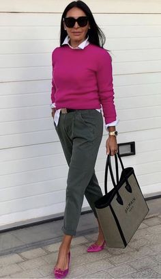 Mode Over 50, Home Wear Women, Home Wear Women Casual, 60 Fashion, Home Wear, Casual Work Outfits, Green Pants, Looks Chic, 가을 패션