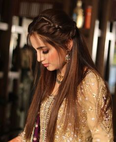 Hairstyle Poni, Hairstyle For Lehenga, Lehenga Hairstyles, Butterfly Hairstyle, Undercut Hairstyle, Hairstyles For Gowns, Hair Style Vedio, Engagement Hairstyles