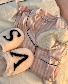 click pin to buy pyama's! (affiliate) Victoria Secret Pyjamas, Victoria's Secret Aesthetic, Pijamas Women, Pink Lifestyle, Cute Pjs, Instagram Baddie, Victoria Secret Pajamas, Vs Angels, Foto Poses