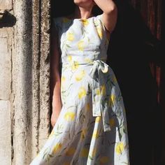 Introducing our lovely AMALFI dress, made from the finest quality linen. It features a charming lemon print, handpicked and printed on our local linen. #linendress #summerdress #weddingguestdress #openbackdress #italiandress #dresswithlemons #summerinitaly #italiansummer #printedline #ninisandfamily #mididress