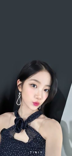 Kazuha Twitter, Kazuha Wallpaper, Kazuha Nakamura, Iz One Chaewon, Kazuha Lesserafim, Aesthetic Indie, Summer Lookbook, Twitter Update, Red Aesthetic