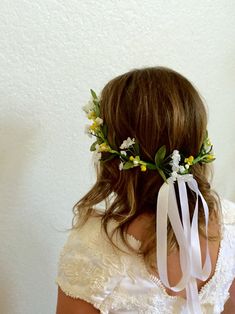 DIY Flower Crown Tutorial - Simple Sojourns Diy Flower Crown Tutorial, Simple Flower Crown, Flower Crown Tutorial, Diy Floral Crown, Crown Tutorial, Silk Flower Crown, Flower Headband Diy, Daisy Crown, Girls Halo