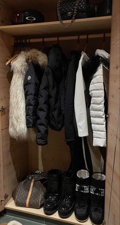 Snow Outfit Ideas, Cashmere Lounge Set, Mode Au Ski, Ski Trip Outfit, Snow Outfits, Ski Aesthetic, Apres Ski Style, Christmas Outfit Ideas, Ski Outfit