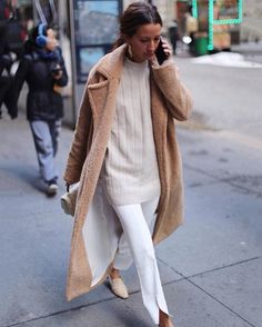 Minimalist Moda, Minimalistic Outfits, Look Zara, Fall Fashion Coats, Beige Pullover, Beige Outfit, Pullover Outfit, Elegante Casual, Stil Inspiration