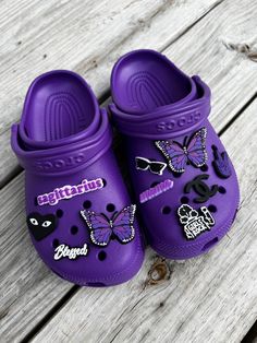 Purple Crocs With Charms, Purple Crocs With Jibbitz, Croc Inspiration, Crocs With Jibbitz, Purple Crocs