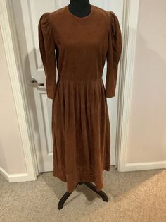 This nice vintage Jane Schaffhausen brown brushed cotton prairie dress with puff sleeves grunge embroidered scalloped detail at bottom of dress. Size inside dress reads size 10. Pls compare the measurements I give you to those in your closet-19 inches underarm to underarm-17 to 17 1/2 inches waist-39 to 40 inches underarm to underarm-just noticed a small hole at bottom of dress-if you have brown thread could stitch-some of the hem is coming down and needs two stitches-cool retro style- 80s Formal Dress, 80s Formal, Dress With Puff Sleeves, Prairie Dress, Brushed Cotton, Dress Clothes For Women, Style Retro, Puff Sleeve, Retro Fashion