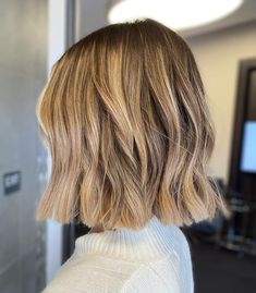 Sophisticated Blunt Cut Bob Hair Adviser, Blonde Highlights, Bobs Haircuts, Shoulder Length, Textured Hair, Bob Hairstyles, Medium Length Hair Styles