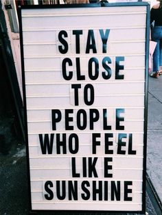 a sign that says stay close to people who feel like sunshine