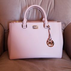 Gently Used Micheal Kors Purse. No Stains Used Maybe 5 Times. Bags Michael Kors, Michael Kors Purse, Purses Michael Kors, Michael Kors Bag, Bag Lady, Michael Kors, Purse, Pink, Women Shopping