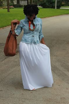 Light Wash Jeans Outfit Women, Look Plus Size, School Looks, White Skirt, Look Plus, Cute Fashion, Fashion Sense