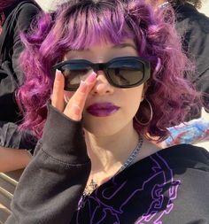 Hair Inspo Short, Curly Purple Hair, Short Purple Hair, Pink Purple Hair, Dark Purple Hair, Dyed Curly Hair, Dyed Hair Purple, Hair Dyes, Dyed Hair Inspiration