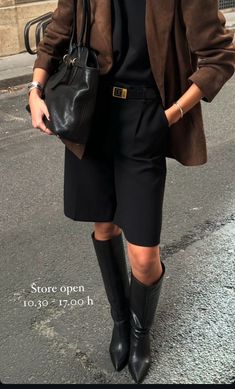 Brown Leather Jacket Outfit, Big Coat, Winter Style Inspiration, Leather Jacket Outfit, Mary Quant, Funky Outfits, Leather Jacket Outfits, Style Inspiration Winter, Vintage Girl