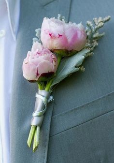 a boutonniere with pink flowers on it