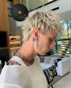 Blonde Hair Bleach, Blonde Hair Boys, Mgk 2019, Bleach Brown Hair, Black Roots Blonde Hair