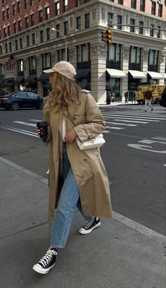 Daily oufits Winter Date Night Outfits, Nyc Outfits, Chique Outfit, Look Adidas, Trench Coat Outfit, Simple Fall Outfits, Skandinavian Fashion, Europe Outfits