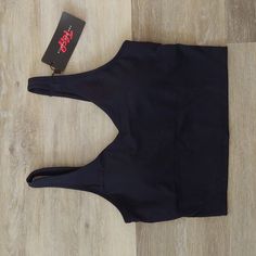 Size: S Shoulder To Hem: 15.5" Pit To Pit: 14.5" Condition: Nwt, No Rips, No Stains, From Smoke Free Home. Flat Lay Measurements. Ships Within 24 Hrs Except Weekends! I Love Offers! Black Stretch Tank Top With Built-in Padding, Black Sports Bra With Built-in Bra And Medium Support, Black Sports Tank Top With Built-in Padding, High Stretch Tops With Built-in Padding For Gym, Black Stretch Crop Top With Built-in Bra, High Stretch T-back Tops For Sports, Solid Scoop Neck Crop Top For Sports, Solid Color Scoop Neck Crop Top For Sports, Black Sports Swimwear With Built-in Bra