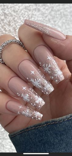 Winter Christmas Nails 2023 Trends, Gold Christmas Nails Coffin, Christmas Nails 2023 Elegant, Nail Design December, Winter White Nails 2022, Frosted Christmas Nails, Winter Gel Nails Designs, Winter Christmas Nails 2022 Trends, Nails Cristhmas 2022