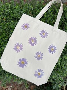 The Daisy Tote Bag is made witth real California daisies foraged in my neighborhood and hammered into canvas for the pigment to transfer. Makes a great gift! Can be done with any type of flower (if sourcing allows). Made in batches, each bag is unique, some flowers may not transfer as "perfectly" as shown here. Diy Bag Painting Ideas, Tout Bag Ideas, Canvas Tote Painting Ideas, Tote Bag Painting Ideas Flowers, Canvas Tote Bag Ideas, Cute Tote Bag Ideas, Painting Canvas Bags, Simple Tote Bag Design, Tote Bag Decoration