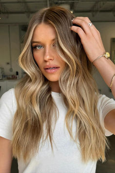 We can't get enough of this color by @maxgourgues on Ig. Fall Hair Caramel Blonde, Sun Kissed Blonde Highlights, Honey Blonde Fall Hair, Caramel And Blonde Hair, Balayage Hair Caramel Honey, Honey Blond Balayage, Caramel Honey Blonde Balayage, Caramel Blonde Hair Honey, Blond Fall Hair