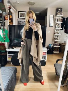 Wide Leg Dress Pants Outfit Winter, Casual Fall Wedding Outfit Guest Pants, Mid Size Wide Leg Pants Outfit, Grey Wide Leg Trousers Outfit, Tops To Wear With Wide Leg Pants, Wide Leg Pants Outfit Winter, Wide Leg Dress Pants Outfit, Leg Outfit