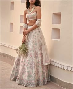 Lehenga Banarasi, Indian Fits, Lehenga Choli Designs, Lehenga Bridal, Indian Outfits Lehenga, Lehenga Red, Desi Fits, Traditional Indian Dress, Gaun Fashion