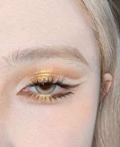 Ethereal Make Up Look, Pale Yellow Makeup, Light Pink And Gold Makeup Looks, Prom Makeup Graphic Liner, Korean Makeup Western Face, Fun Makeup Ideas Hooded Eyes, Makeup Inspo Eyeshadow, Silver And Gold Makeup Looks, Ethereal Prom Makeup