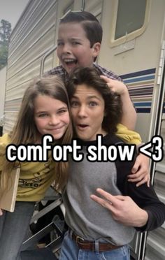 three kids are standing in front of a trailer with the words comfort show on it