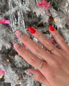 This short manicure features a vibrant red alongside plaid designs in green, gold, and white. The plaid pattern adds a stylish winter vibe, making it perfect for festive gatherings. It’s a great choice for those who want simple short acrylic nails with a pop of holiday cheer. Christmas Nails Simple Red, Simple Red Christmas Nails, Simple Short Acrylic Nails, Nails Red Christmas, Nails Color Ideas, Short Manicure, Plaid Nail Designs, Plaid Nail Art, December Nails