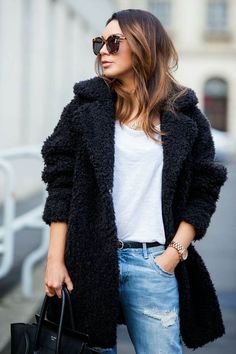 Dá pra inovar o look basiquete jeans e camiseta com um faux fur poderoso Mantel Outfit, Black Fur Coat, Winter Capsule, Stylish Clothes, Amazing Outfits, Pinterest Fashion, Street Style Chic, 2014 Fashion, Looks Chic