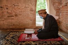 Old Mosque, Reading Quran, Ayutthaya Thailand, Man Reading, Muslim Men, Muslim Girl, Girl Reading, Muslim Girls, Premium Photo