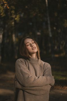 Fall Portrait Ideas, Fall Photography Poses, Fall Woods Photoshoot, Fall Forest Photoshoot, Fall Picture Ideas For Instagram, Fall Photoshoot Ideas For Women, Autumn Shooting Photo Ideas, Fall Shoot Ideas, Autumn Photoshoot Ideas Inspiration