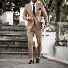 Tan Suit Men, Brown Tux, Burgundy Weddings, Suit For Men Wedding, Costume Beige, Suits And Sneakers, Groomsmen Grey, Grooms Suit