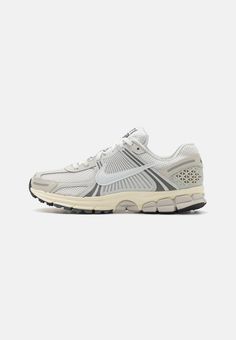 Nike Sportswear ZOOM VOMERO 5 UNISEX - Trainers - platinum tint/photon dust/iron grey/light bone/summit white Nike Vemero5, Baskets Mode, Nike Vomero, Zoom Vomero 5, Vomero 5, Grey Light, Air Zoom, Nike Air Zoom, Nike Sportswear